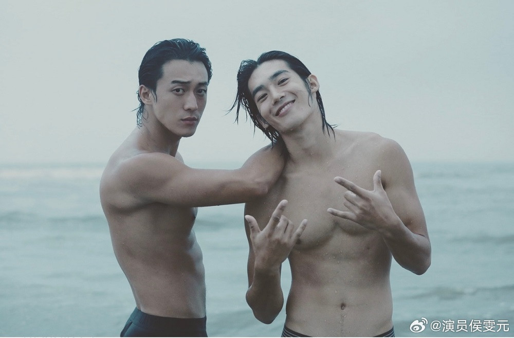 Sùng Ứng Bưu và Cơ Phát ngoài màn ảnh khi không đánh nhau. Sùng Ứng Bưu và Cơ Phát ngoài màn ảnh khi không đánh nhau.