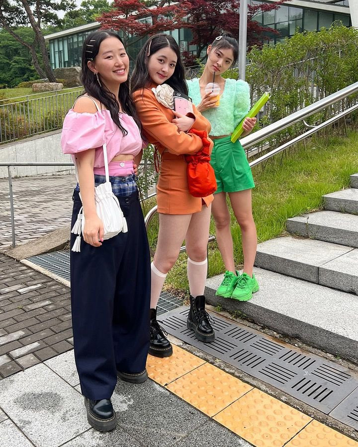 Ryu Han Bi (áo cam) là bạn của Yuri.