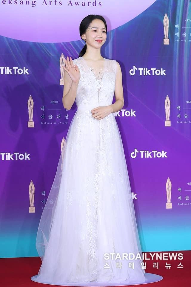 &quot;Chàng Hậu&quot; Shin Hye Sun như nàng công chúa trong chiếc đầm trắng.