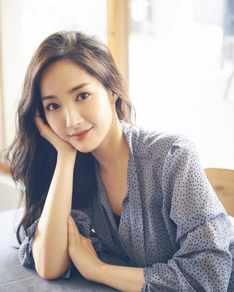 Park Min Young vào vai Jin Ha Kyung trong "Cruel Story Of Office Romance". Park Min Young vào vai Jin Ha Kyung trong "Cruel Story Of Office Romance".