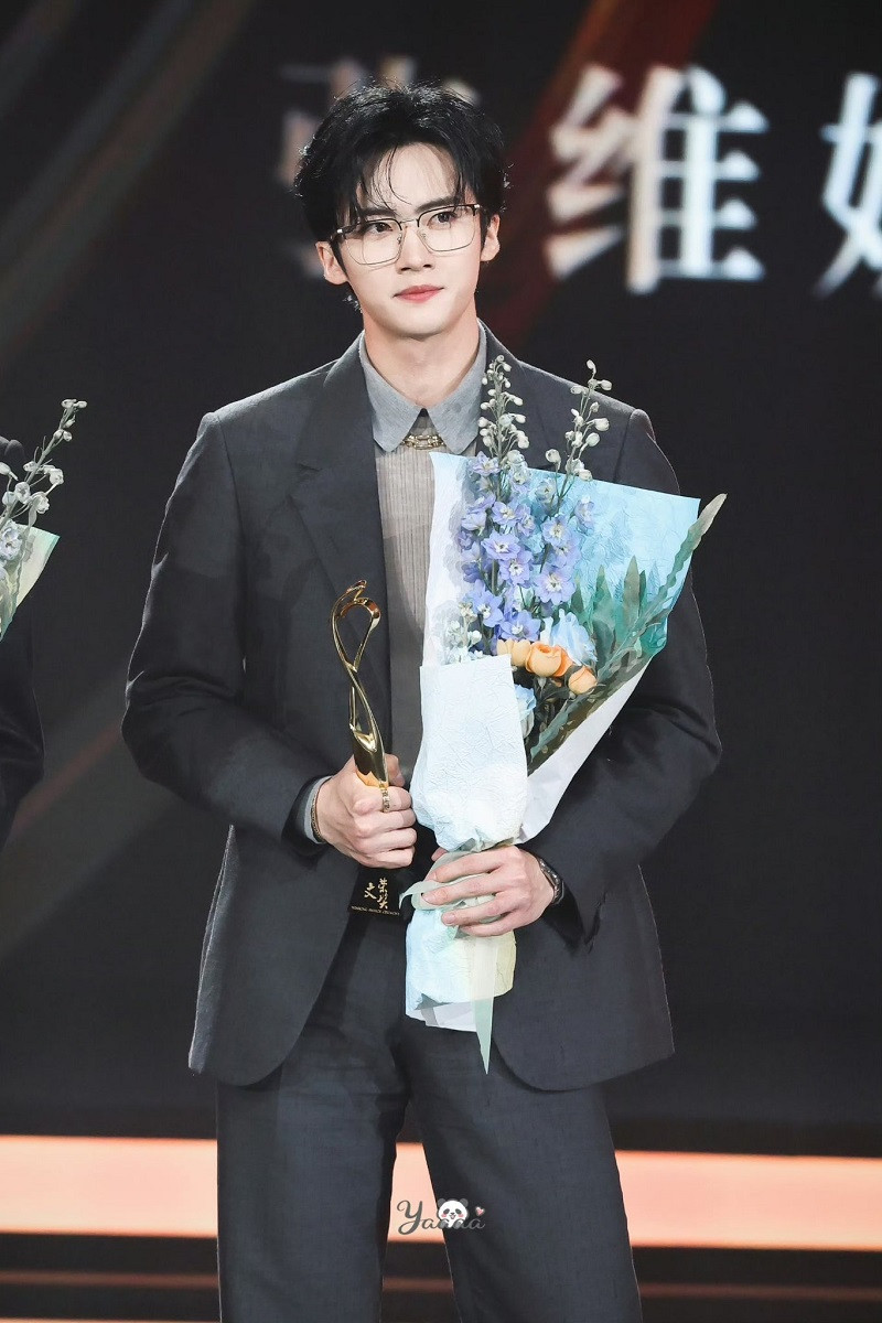 Khi nhận giải, Diêm An đã khoác thêm áo ngoài.