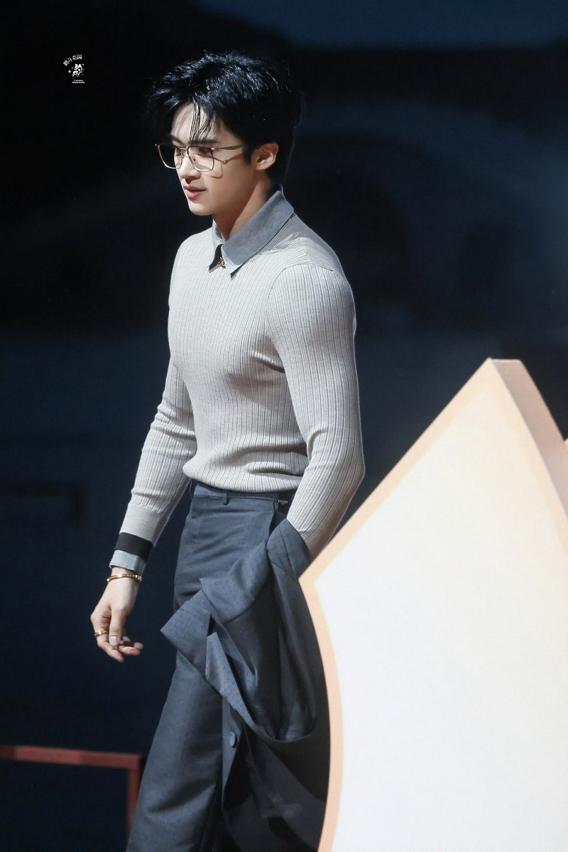 Ảnh trên thảm đỏ lộ lỗi trang phục &quot;kém duyên&quot;.