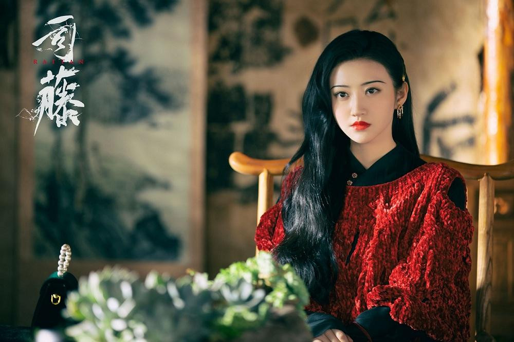 Tiểu thư Tư Đằng xinh đẹp sang chảnh.