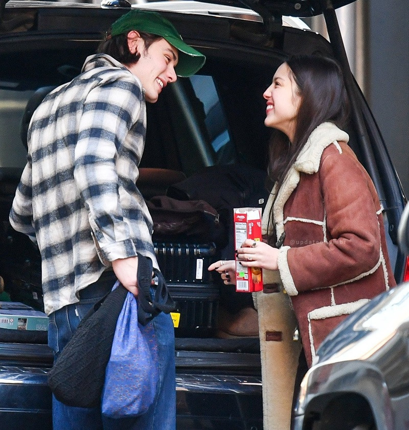 Olivia Rodrigo đang hẹn hò với Louis Partridge. Olivia Rodrigo đang hẹn hò với Louis Partridge.