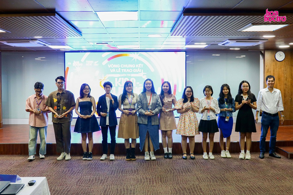 Anh Lý Thành Tâm đại diện tòa soạn trao kỷ niệm chương cho các bạn Huấn luyện viên Hoa Học Trò. Anh Lý Thành Tâm đại diện tòa soạn trao kỷ niệm chương cho các bạn Huấn luyện viên Hoa Học Trò.