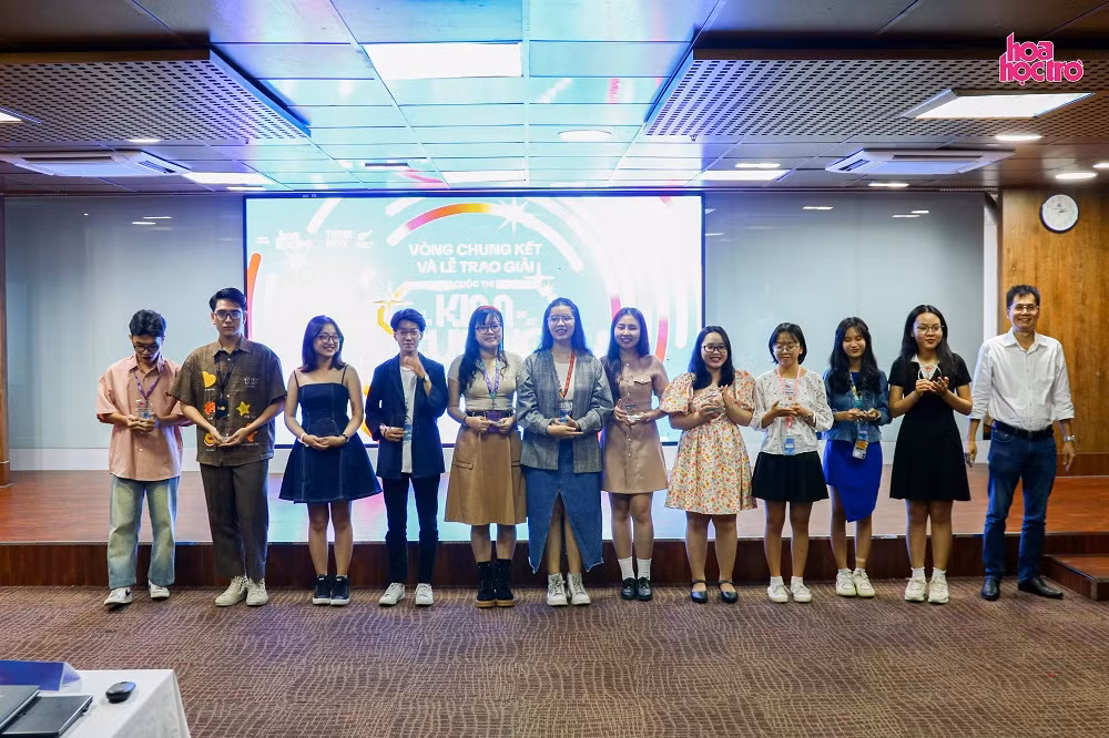 Anh Lý Thành Tâm đại diện tòa soạn trao kỷ niệm chương cho các bạn Huấn luyện viên Hoa Học Trò. Anh Lý Thành Tâm đại diện tòa soạn trao kỷ niệm chương cho các bạn Huấn luyện viên Hoa Học Trò.