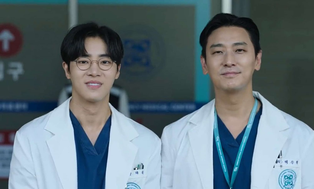 Choo Young Woo và Joo Ji Hoon trong một cảnh phim Trung Tâm Chăm Sóc Chấn Thương.