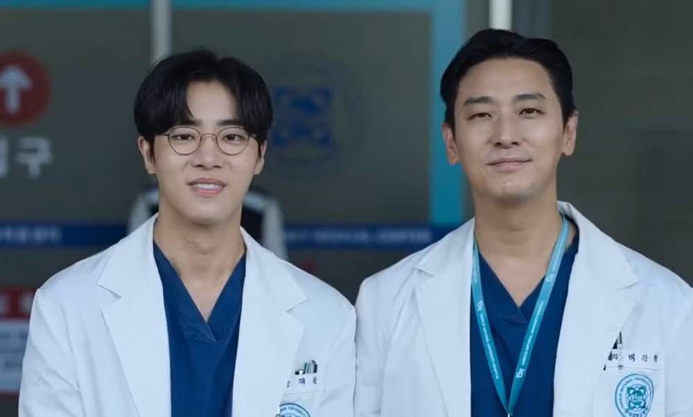 Choo Young Woo và Joo Ji Hoon trong một cảnh phim Trung Tâm Chăm Sóc Chấn Thương.