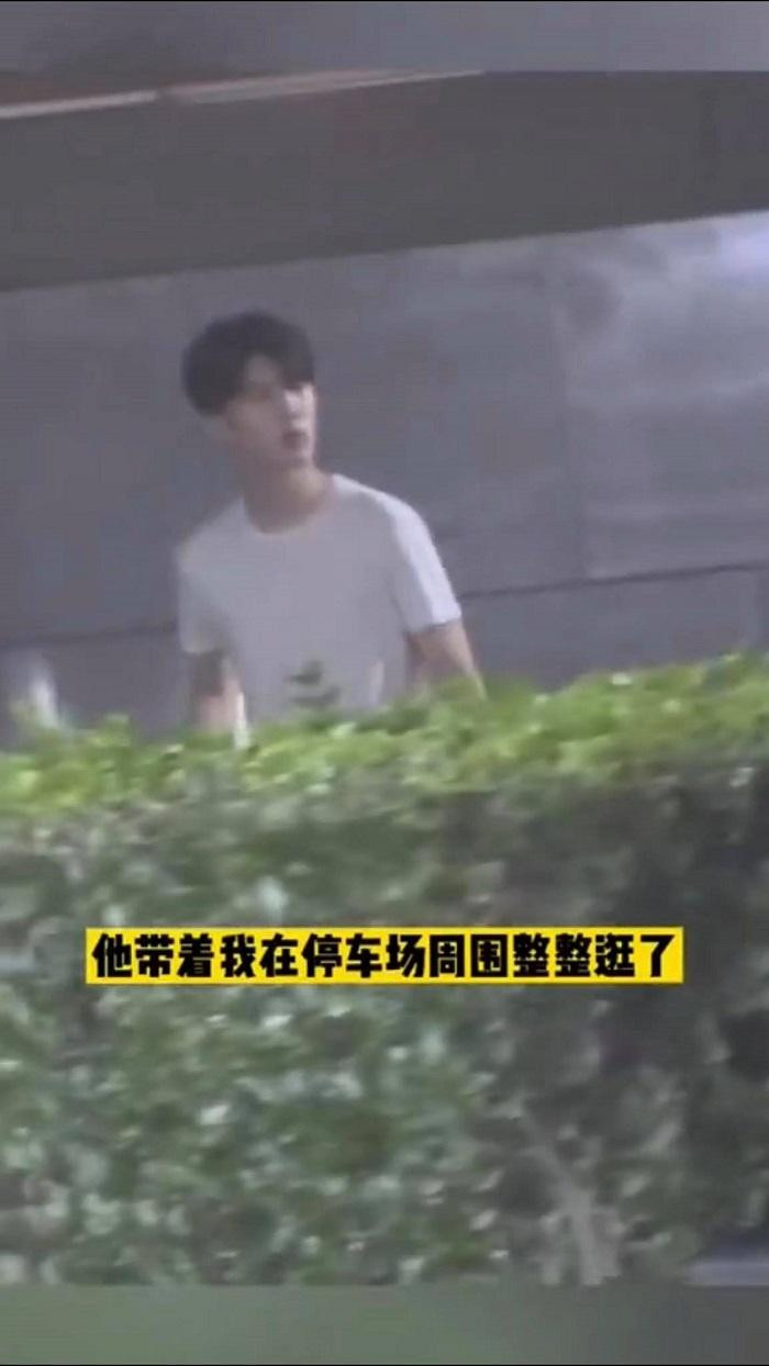 Mỹ nam đi vòng quanh bãi đỗ xe. Mỹ nam đi vòng quanh bãi đỗ xe.