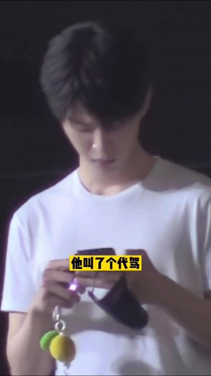 Mỹ nam xem điện thoại. Mỹ nam xem điện thoại.