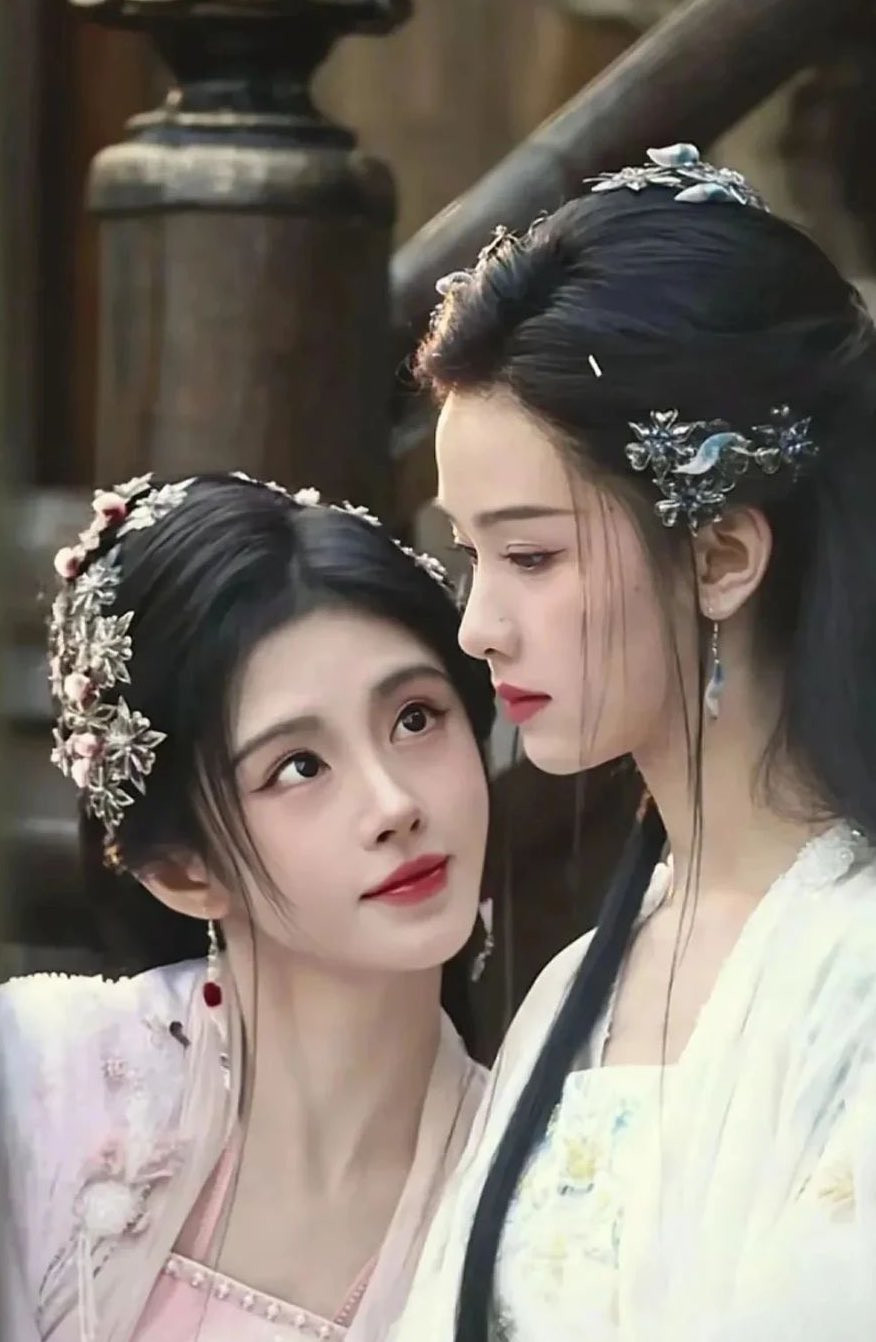 Cúc Tịnh Y và Trần Đô Linh.