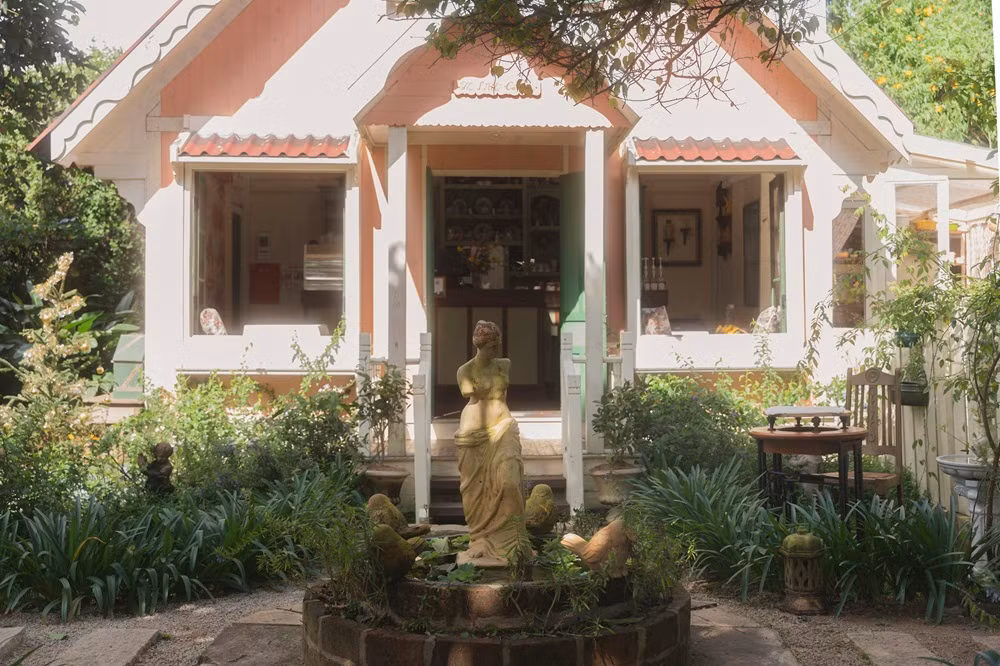 Ngôi nhà gỗ màu hồng - biểu tượng của The Little Cottage. Ngôi nhà gỗ màu hồng - biểu tượng của The Little Cottage.