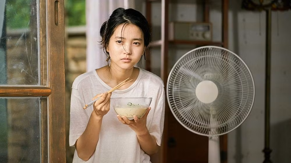 Trong mắt mẹ, tôi luôn là đứa con bé bỏng không khiến mẹ an tâm. (Ảnh minh họa: Phim Little Forest)