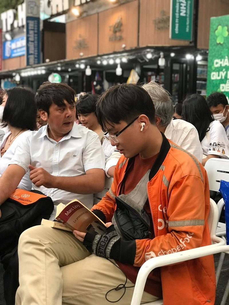 Huỳnh Hữu Phước mang hai cuốn nguyên bản tiếng Pháp của nhà văn Marc Levy đến buổi giao lưu ở đường sách. (Ảnh: BG)