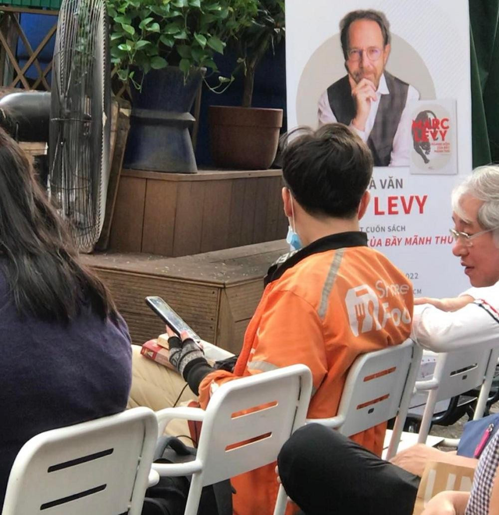 Phước bàn luận say mê về văn chương. (Ảnh: BG)