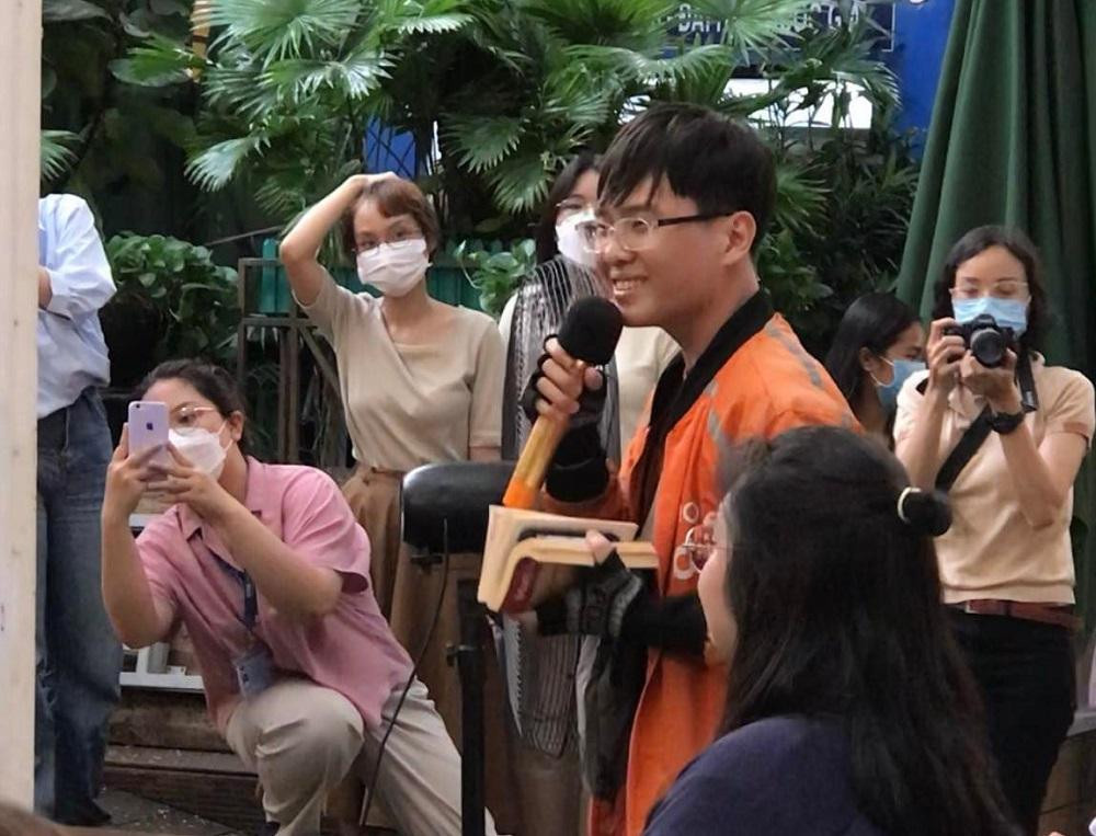 Phước đặt câu hỏi đến nhà văn Marc Levy trực tiếp bằng tiếng Pháp. (Ảnh: BG)