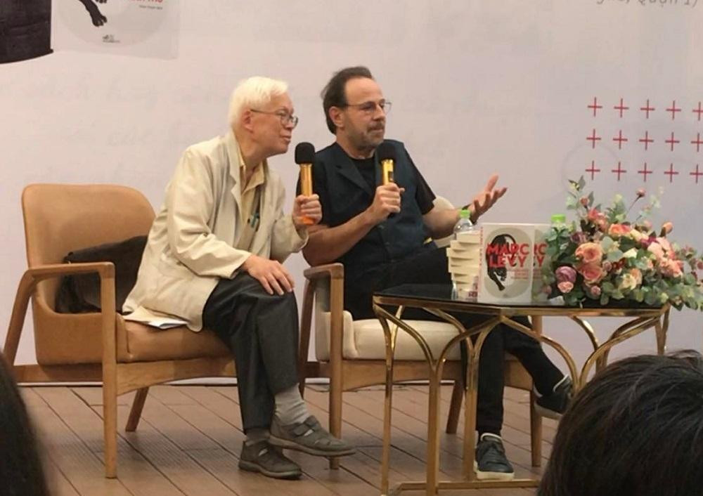 Nhà văn Marc Levy trả lời câu hỏi của Phước. (Ảnh: BG)