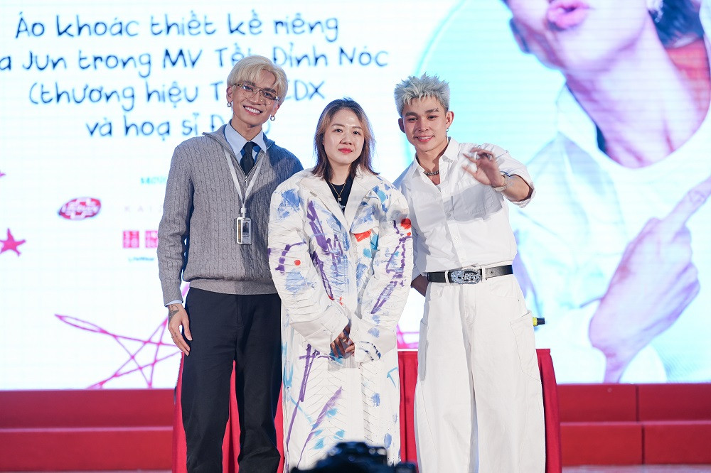 Chiếc áo khoác Tết Đỉnh Nóc. Chiếc áo khoác Tết Đỉnh Nóc.