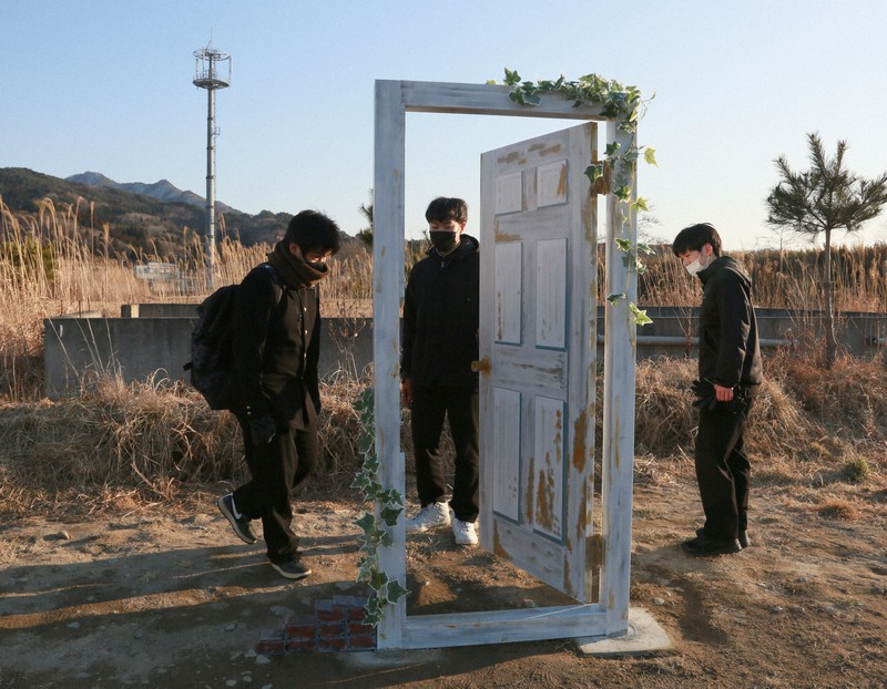 Một tháp radio xuất hiện ở xa xa, trông rất gần với bối cảnh phim. Một tháp radio xuất hiện ở xa xa, trông rất gần với bối cảnh phim.