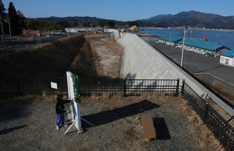 Cánh cửa nằm gần một nhà ga xe lửa và một cửa xả lũ - hai bối cảnh xuất hiện trong phim. Cánh cửa nằm gần một nhà ga xe lửa và một cửa xả lũ - hai bối cảnh xuất hiện trong phim.