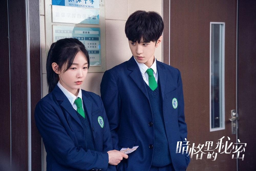 Mình nghe nói mối tình đầu là câu chuyện khó quên nhất. (Minh họa: Phim Bí mật nơi góc tối) Mình nghe nói mối tình đầu là câu chuyện khó quên nhất. (Minh họa: Phim Bí mật nơi góc tối)