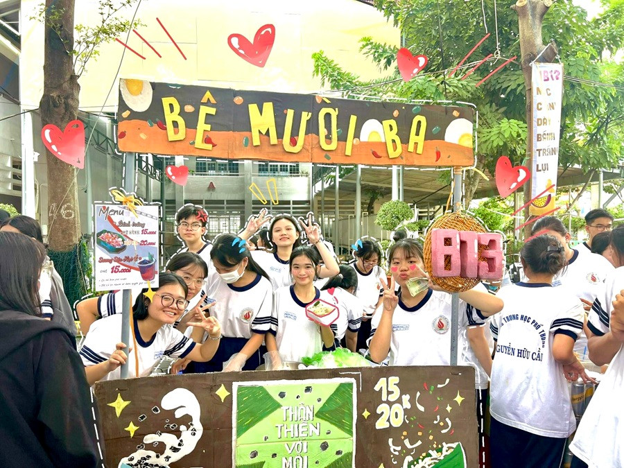 Các bạn học sinh trường THPT Nguyễn Hữu Cầu có thể thoải mái mặc đồ thể dục - Nguồn ảnh: Fanpage 11b15-2. Các bạn học sinh trường THPT Nguyễn Hữu Cầu có thể thoải mái mặc đồ thể dục - Nguồn ảnh: Fanpage 11b15-2.