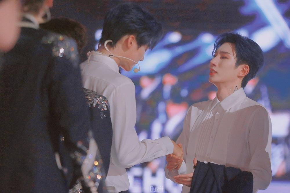 Oscar và Châu Kha Vũ trong đêm chung kết, Oscar không lọt top debut. Oscar và Châu Kha Vũ trong đêm chung kết, Oscar không lọt top debut.