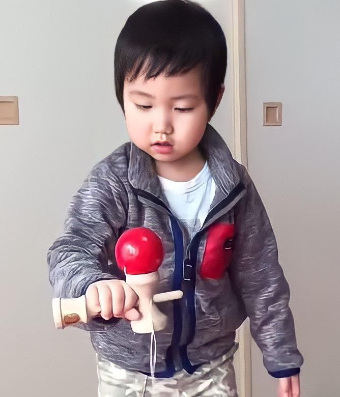 Yamada Nguyễn học chơi Kendama từ lúc 5 tuổi. Yamada Nguyễn học chơi Kendama từ lúc 5 tuổi.