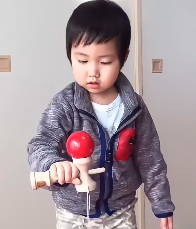 Yamada Nguyễn học chơi Kendama từ lúc 5 tuổi. Yamada Nguyễn học chơi Kendama từ lúc 5 tuổi.