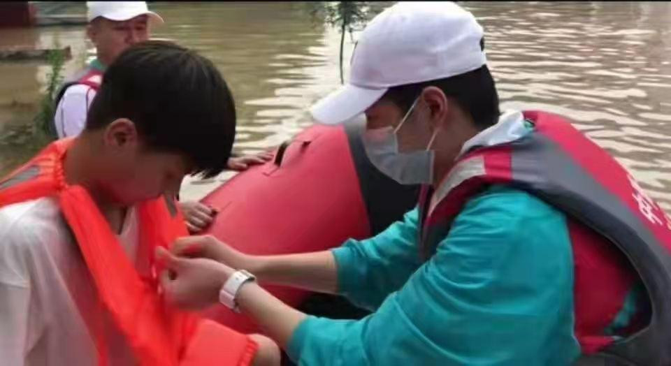 Hỗ trợ người dân, thường tiếp cận người già và trẻ em để tránh bị nhận ra. Hỗ trợ người dân, thường tiếp cận người già và trẻ em để tránh bị nhận ra.