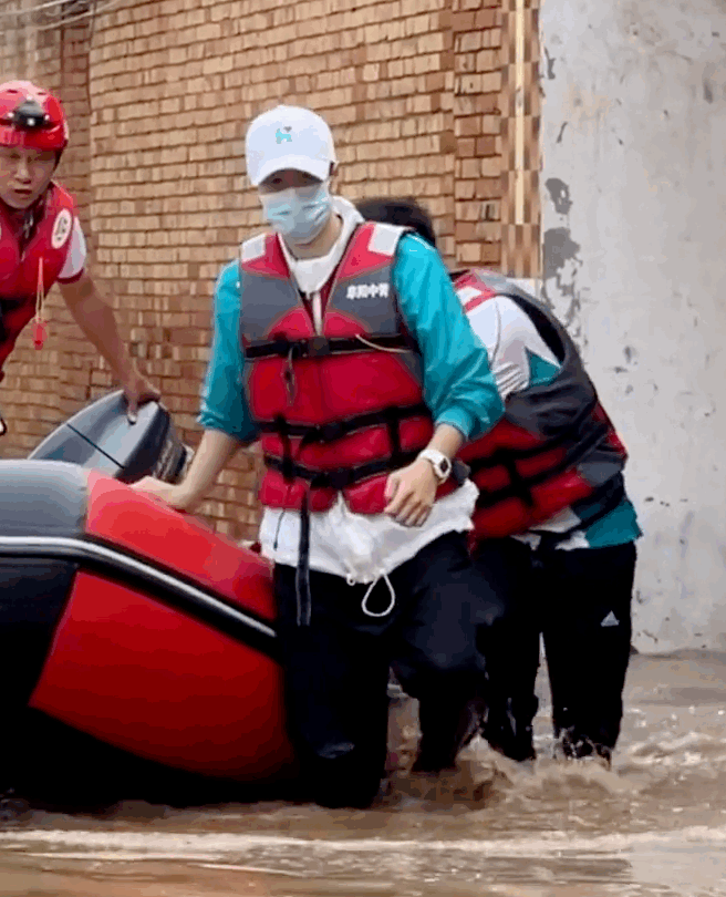 Vương Nhất Bác lội nước kéo thuyền. Vương Nhất Bác lội nước kéo thuyền.