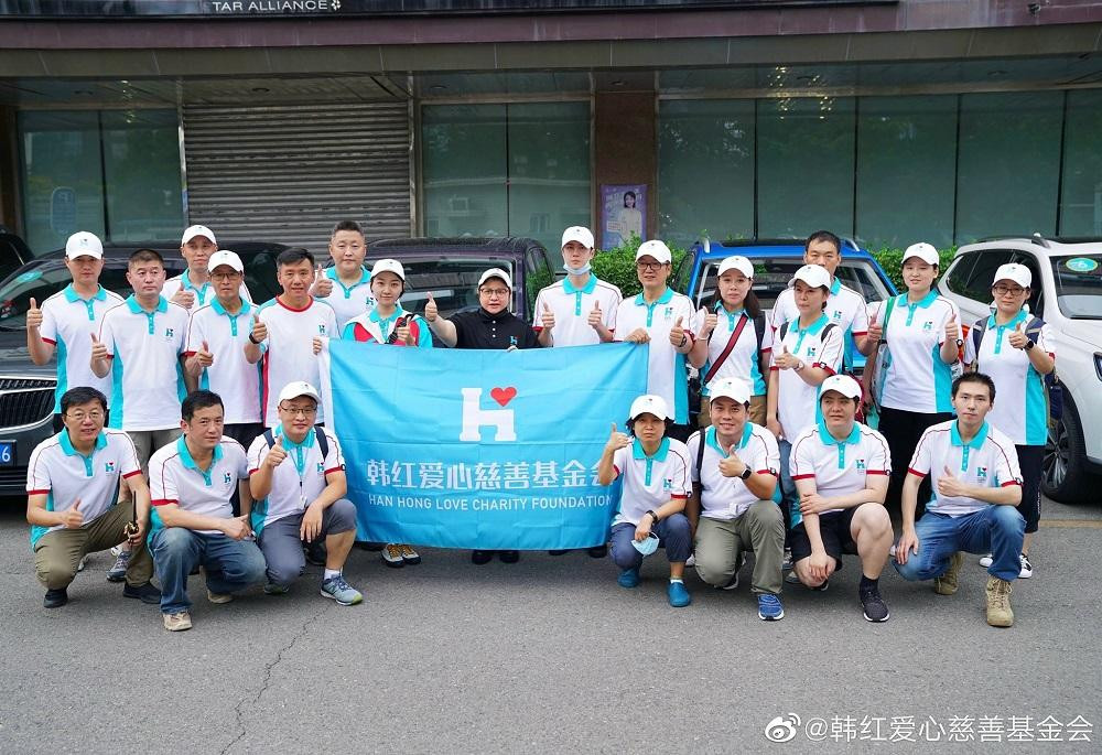 Vương Nhất Bác và đoàn từ thiện của ca sĩ Hàn Hồng. Vương Nhất Bác và đoàn từ thiện của ca sĩ Hàn Hồng.
