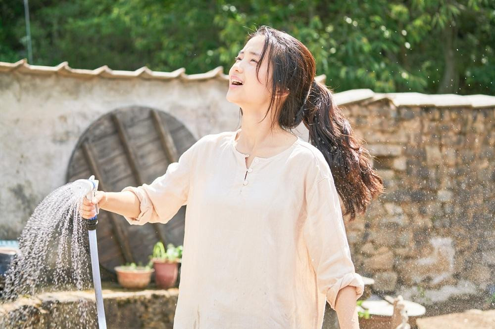 Tôi làm việc ở một tiệm cây. (Minh họa: Phim "Little Forest") Tôi làm việc ở một tiệm cây. (Minh họa: Phim "Little Forest")