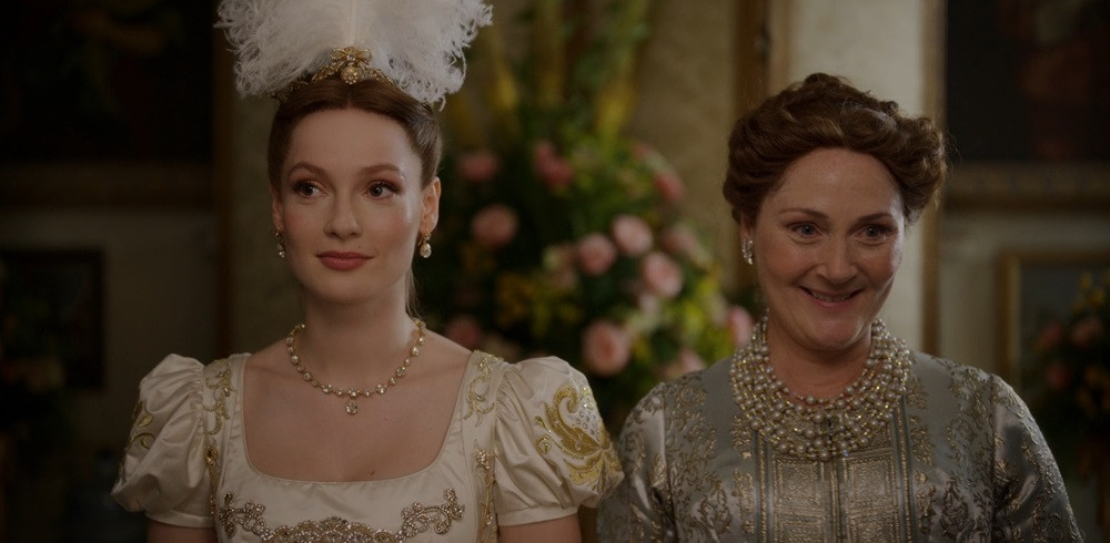 Francesca (Hannah Dodd) và mẹ trong mùa 3.