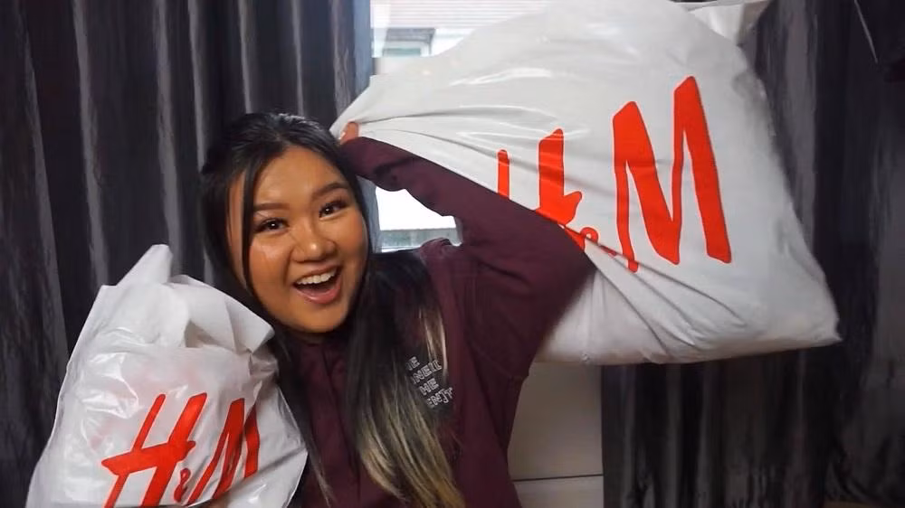 Trên vlogger, có thể thấy chị gái Nine cũng hay mua sắm.