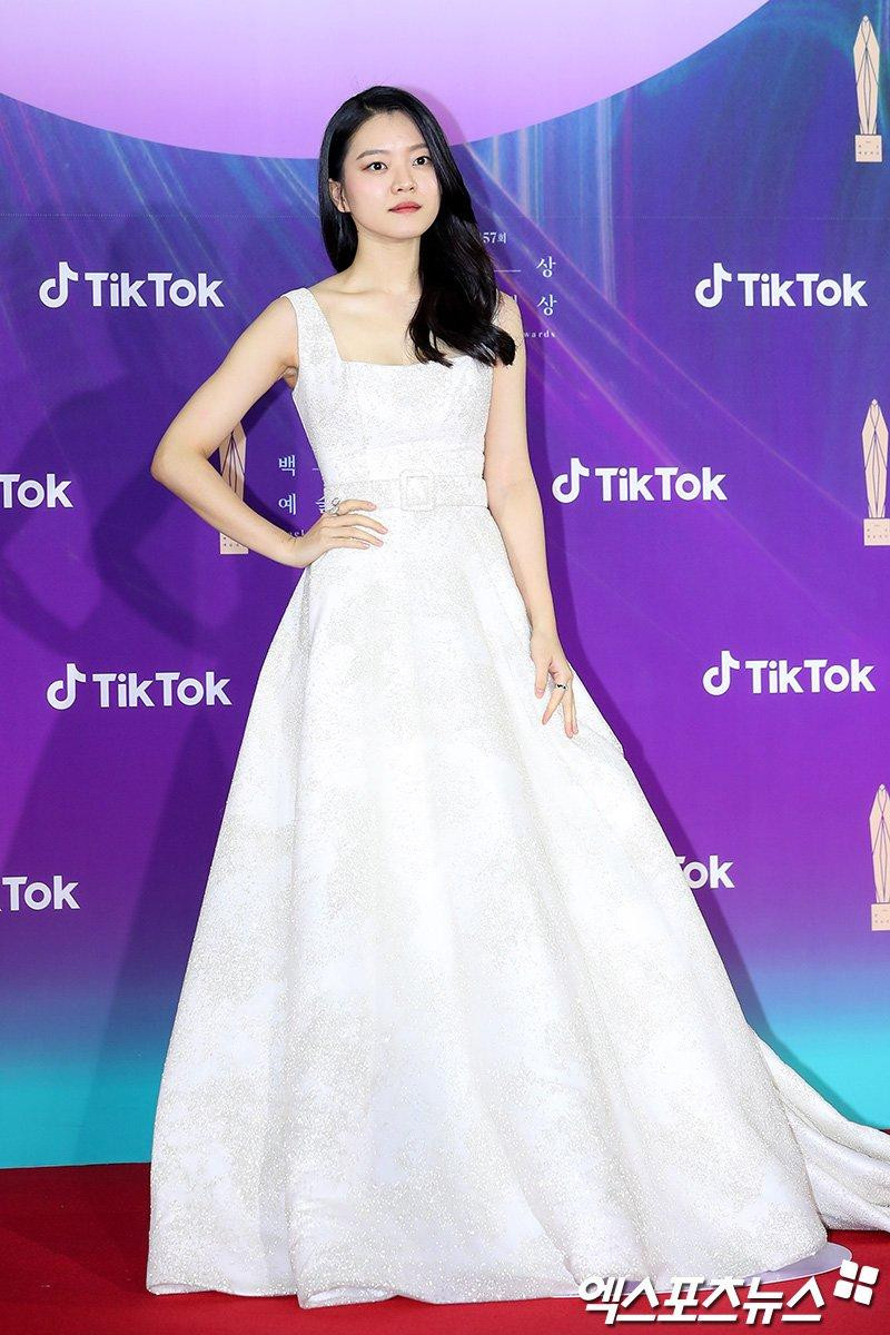 Go Ah Sung diện chiếc đầm trắng đơn giản nhưng vẫn rất xinh đẹp.