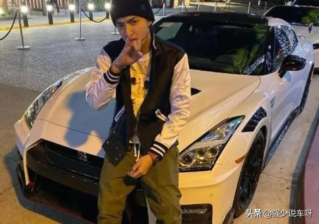 Ngô Diệc Phàm và những chiếc xe hạng sang của mình.