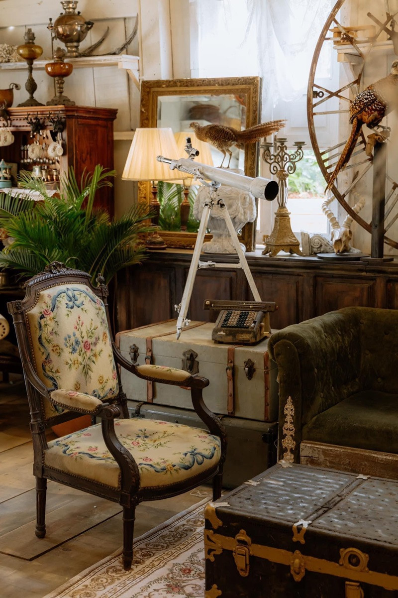 Các món đồ decor ở quán đều được anh chị chủ tỉ mỉ chọn lựa.