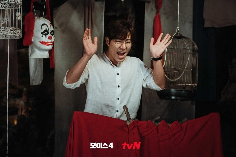 Lee Kyu Hyung thủ vai Dong Bang Min, còn có bí danh là Circus Man. Lee Kyu Hyung thủ vai Dong Bang Min, còn có bí danh là Circus Man.