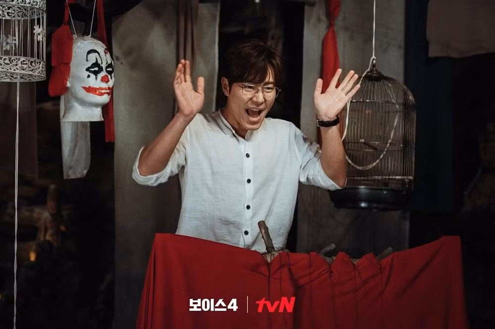 Lee Kyu Hyung thủ vai Dong Bang Min, còn có bí danh là Circus Man.
