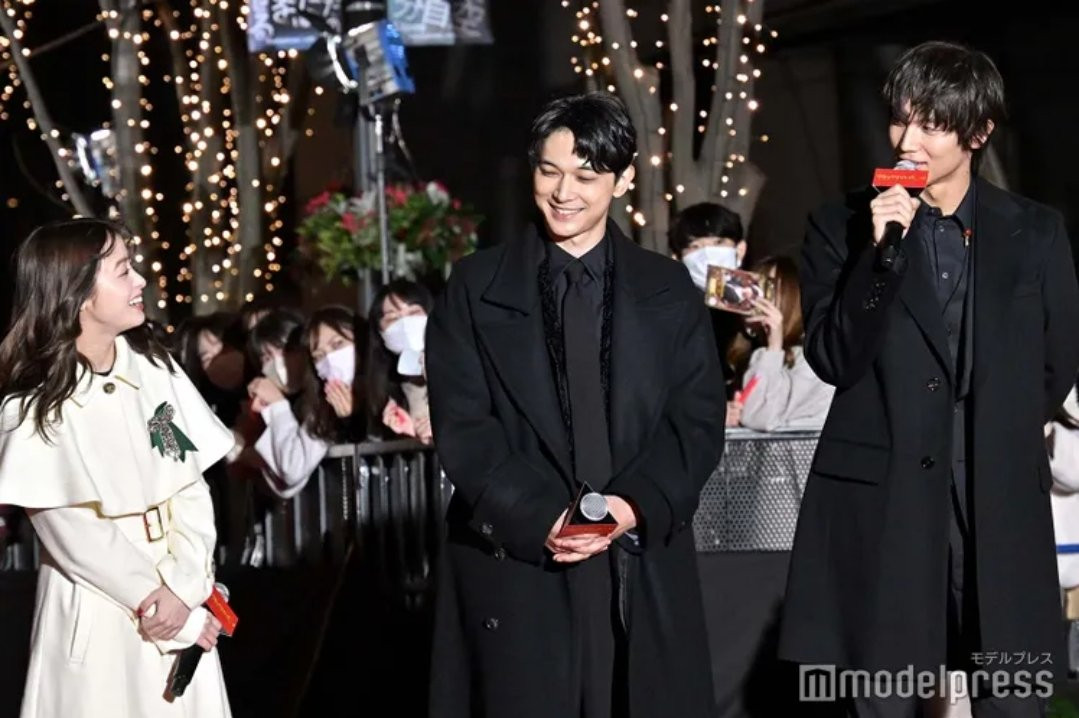 Trong một buổi tuyên truyền phim Black Night Parade, nam diễn viên Yoshizawa Ryo (giữa) vô tình làm "bóng đèn". Trong một buổi tuyên truyền phim Black Night Parade, nam diễn viên Yoshizawa Ryo (giữa) vô tình làm "bóng đèn".