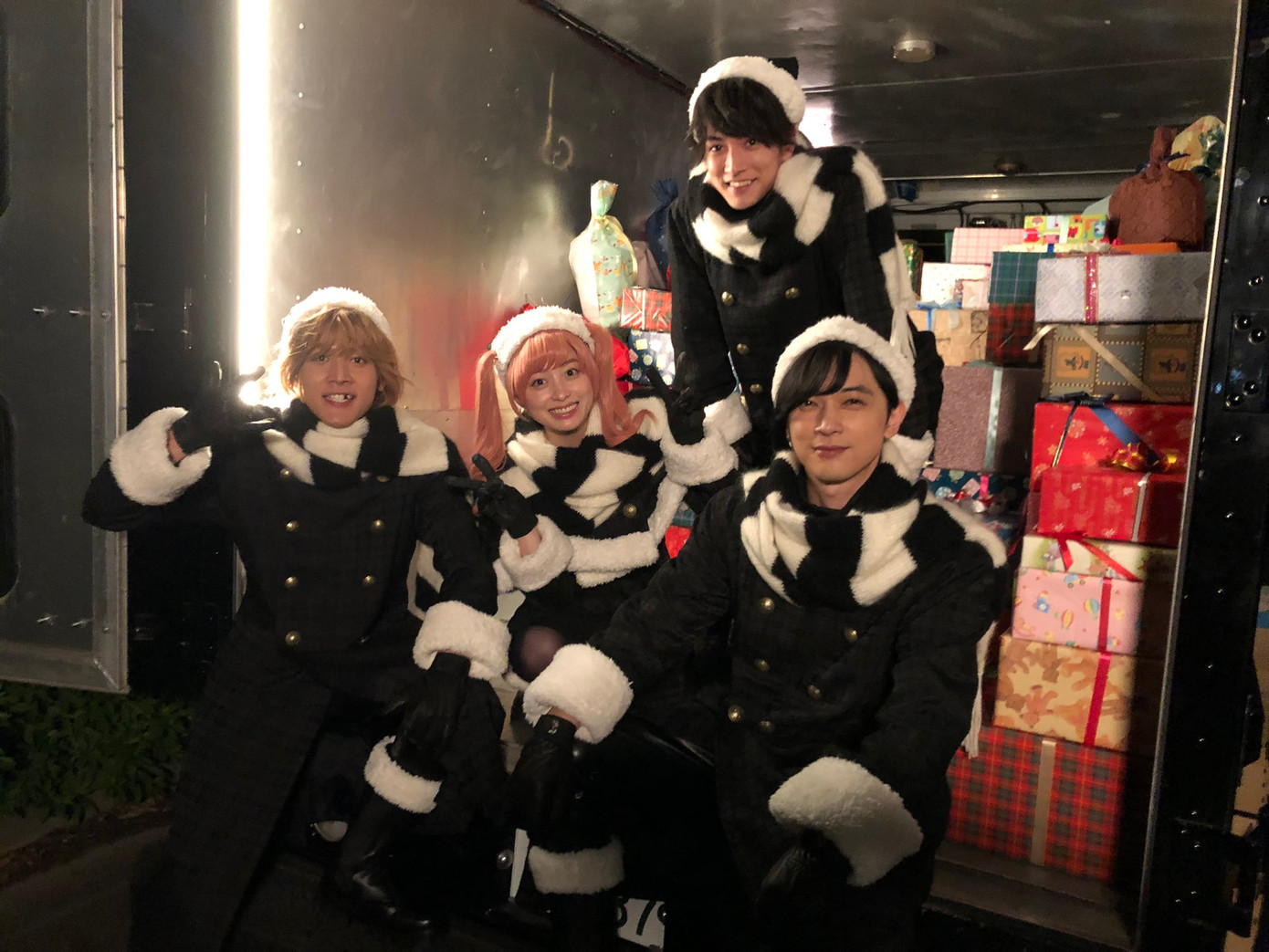 Hashimoto Kanna (tóc hồng) và Nakagawa Taishi (tóc vàng) trong phim Black Night Parade. Hashimoto Kanna (tóc hồng) và Nakagawa Taishi (tóc vàng) trong phim Black Night Parade.