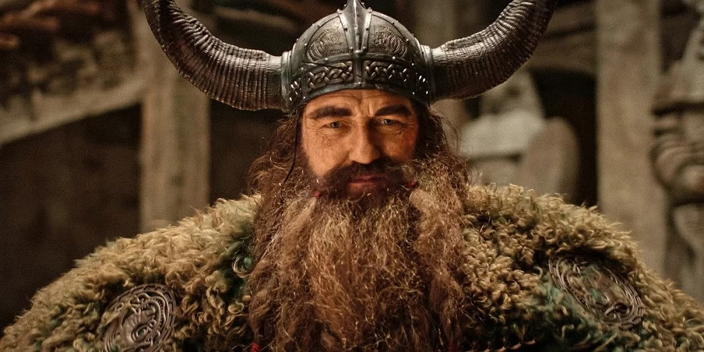 Gerard Butler lồng tiếng cho cha của Hiccup trong bản hoạt hình, sang bản live-action ông trực tiếp đóng vai này.