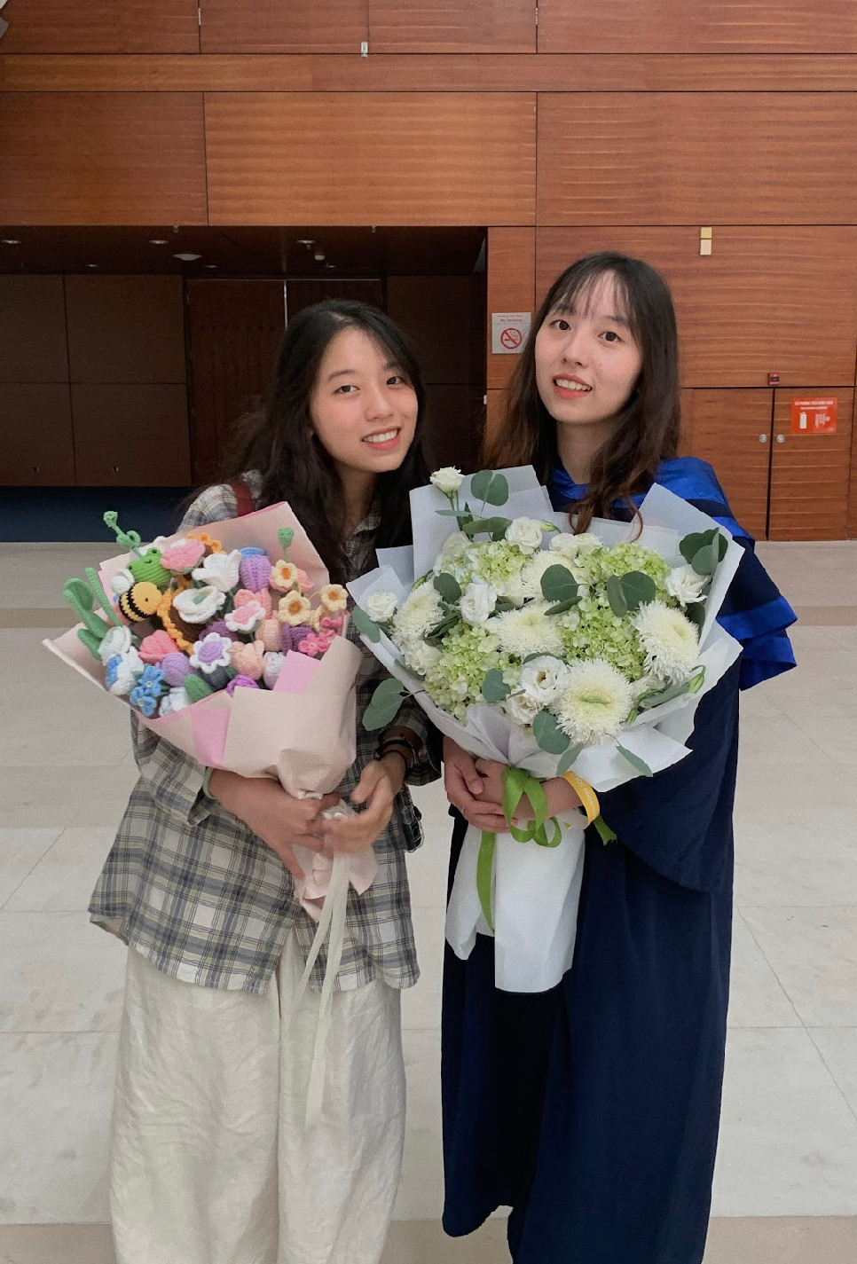 Mỹ Ngân đan hoa len tặng chị gái. Mỹ Ngân đan hoa len tặng chị gái.