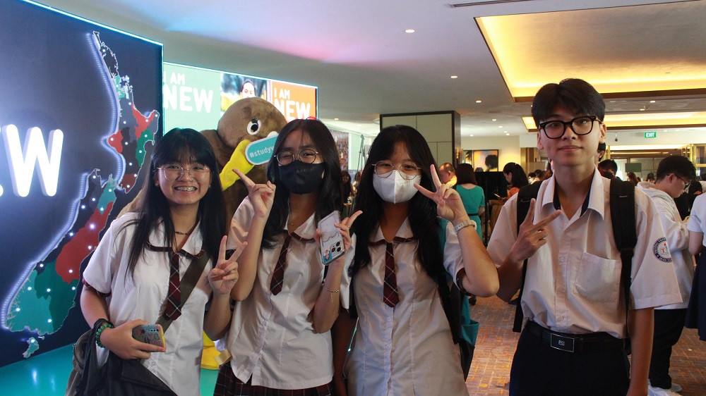 Thảo My, Hạnh Tâm, Hải Băng và Thành Tài (THPT Tây Thạnh) hào hứng tham gia sự kiện. Thảo My, Hạnh Tâm, Hải Băng và Thành Tài (THPT Tây Thạnh) hào hứng tham gia sự kiện.