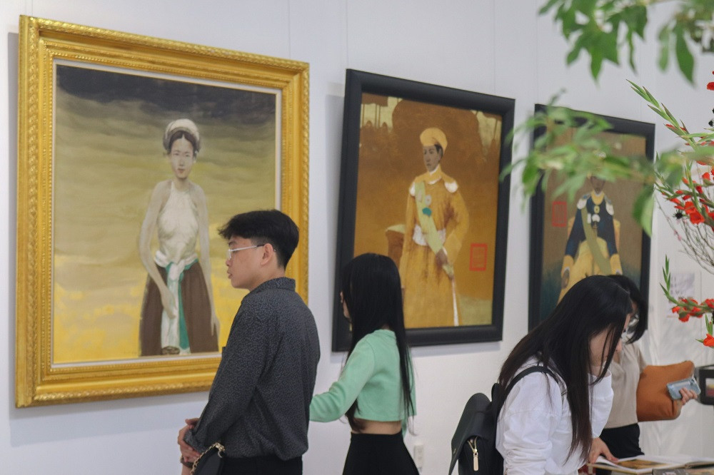 Các bạn trẻ xem tranh của hoạ sĩ Bùi Hữu Hùng tại triển lãm. (Ảnh: Trúc Nhi) Các bạn trẻ xem tranh của hoạ sĩ Bùi Hữu Hùng tại triển lãm. (Ảnh: Trúc Nhi)