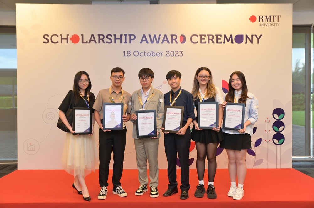 Thắng (thứ ba từ trái qua) nhận học bổng.