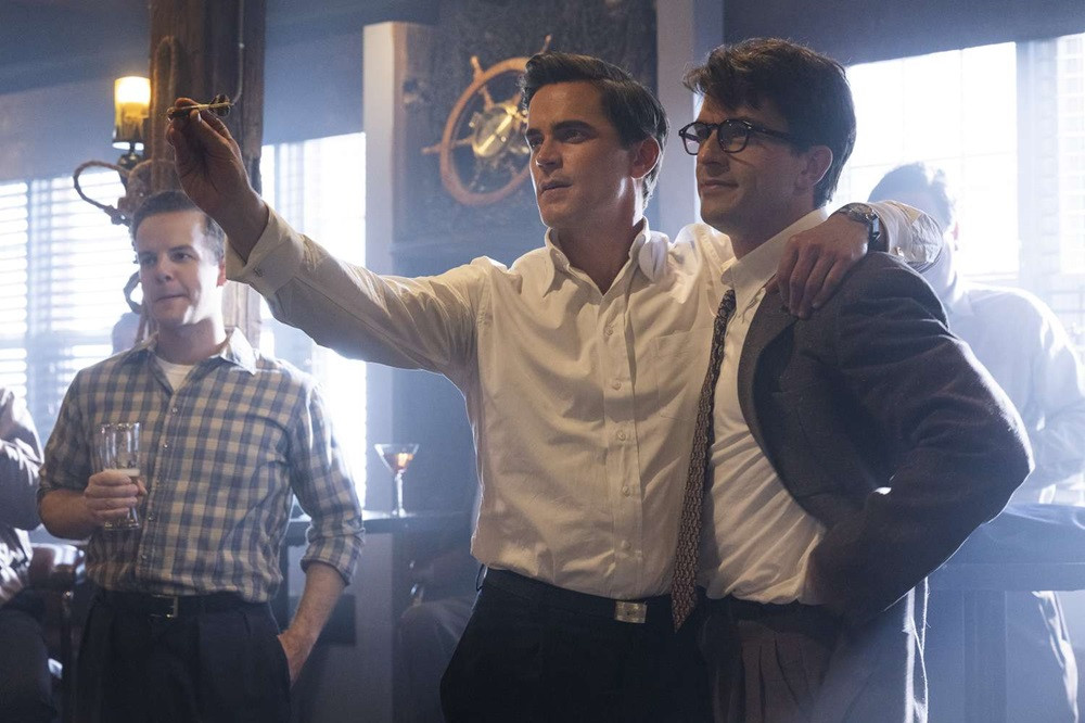 Jonathan Bailey (đeo kính) trong Fellow Travelers.