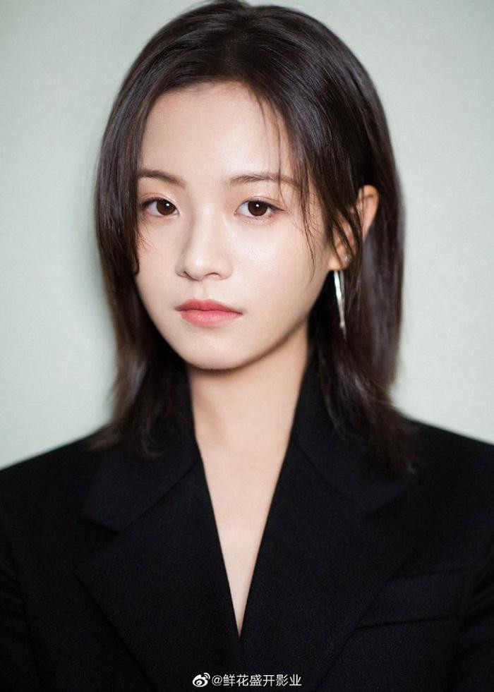 Lý Canh Hy có khí chất khá giống Từ Tịnh Lôi khi còn trẻ. Lý Canh Hy có khí chất khá giống Từ Tịnh Lôi khi còn trẻ.