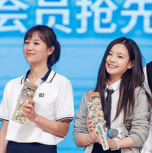 "Cô trò" Từ Tịnh Lôi (bên trái) và Lý Canh Hy (bên phải). "Cô trò" Từ Tịnh Lôi (bên trái) và Lý Canh Hy (bên phải).